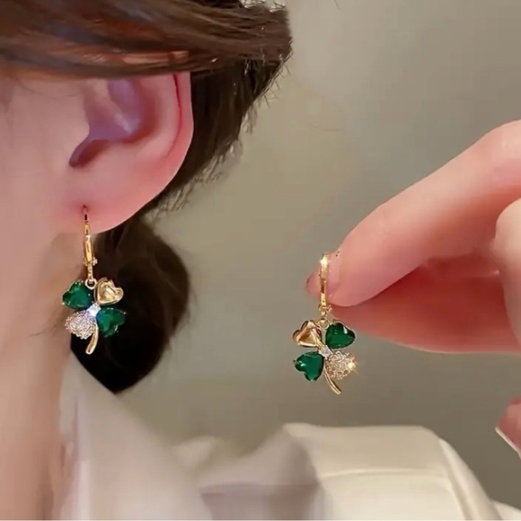 Jewelry - Elegant Gold Green Clover Earrings